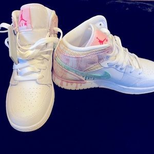 Air Jordan 1 Mid SE (GS) Paint Drip shoes. New in box. Size 4.5Y